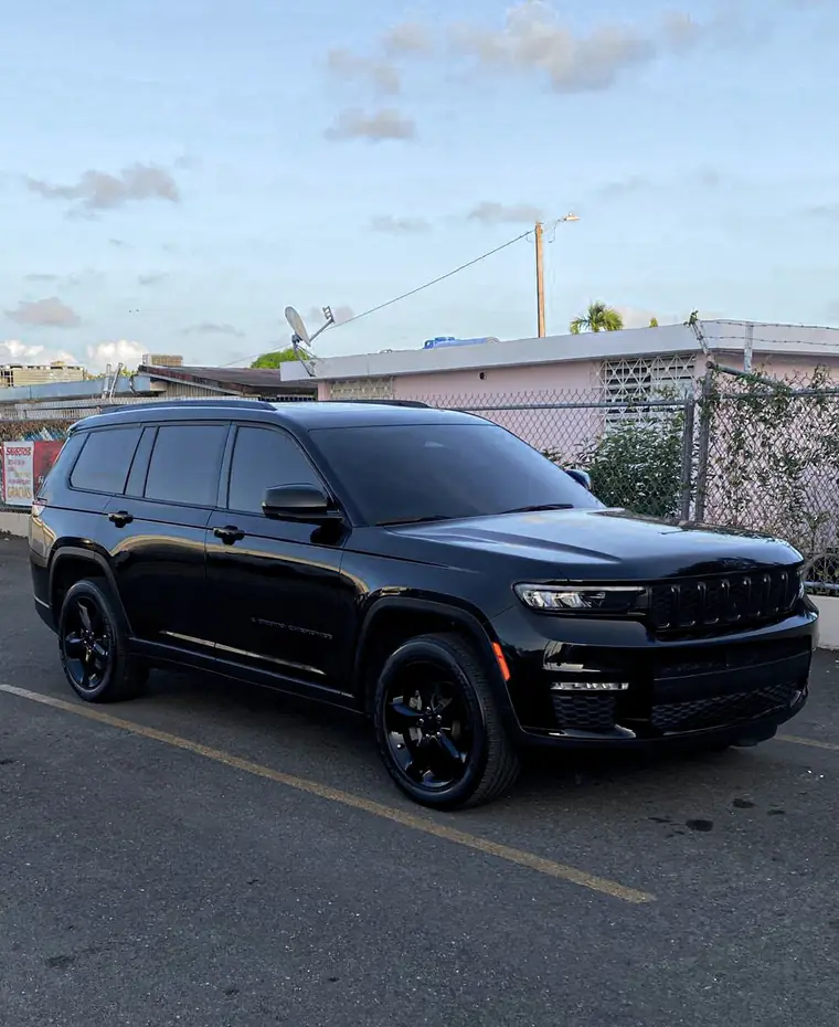 Jeep Grand Cherokee L negro de Panther Transportation